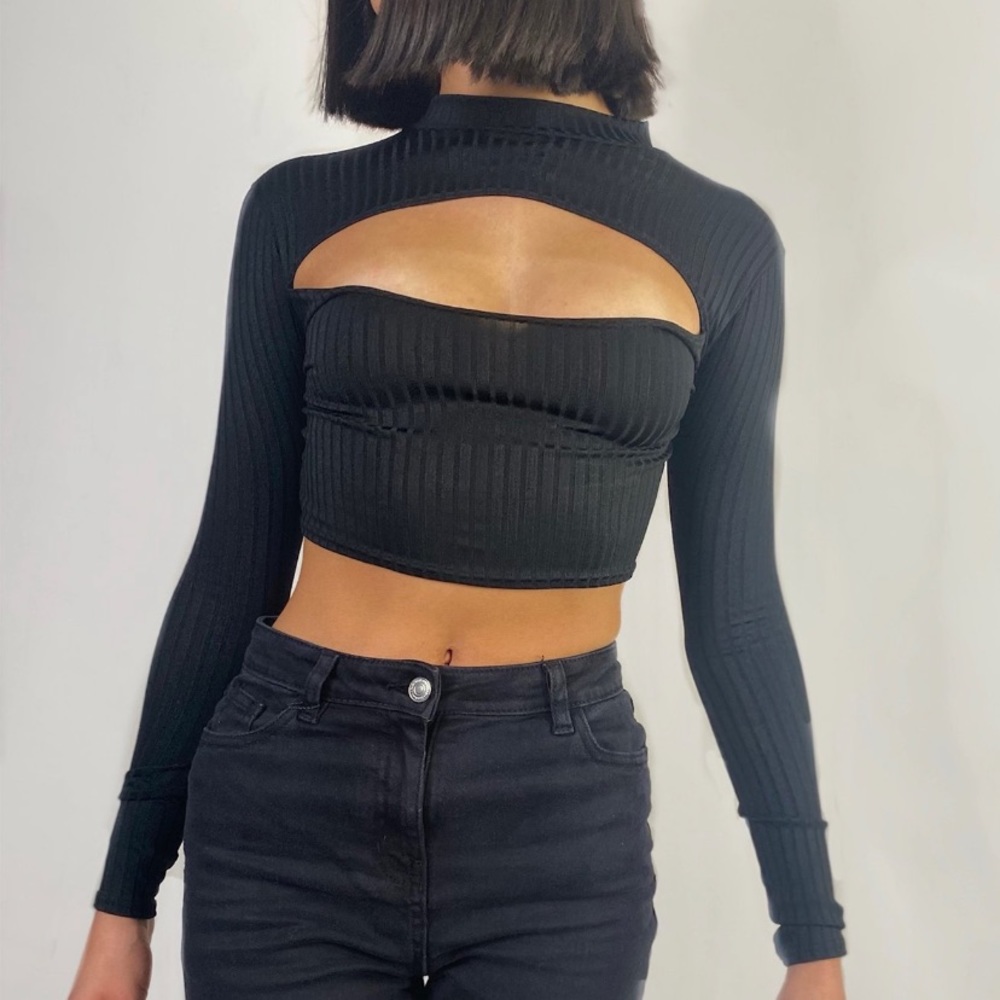 Cut Out Front Ribbed Long Sleeve Crop Top